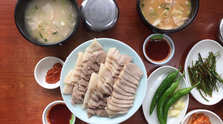 แทรจี โกกิ (Dwaeji Gogi): การค้นพบเมนูหมูสุดล้ำค่าของ เกาหลี เหนือ